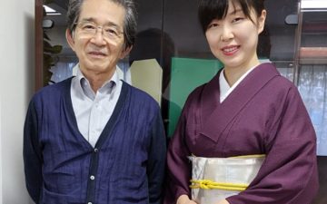 遺伝研所長と写真を撮る渡部佳奈子