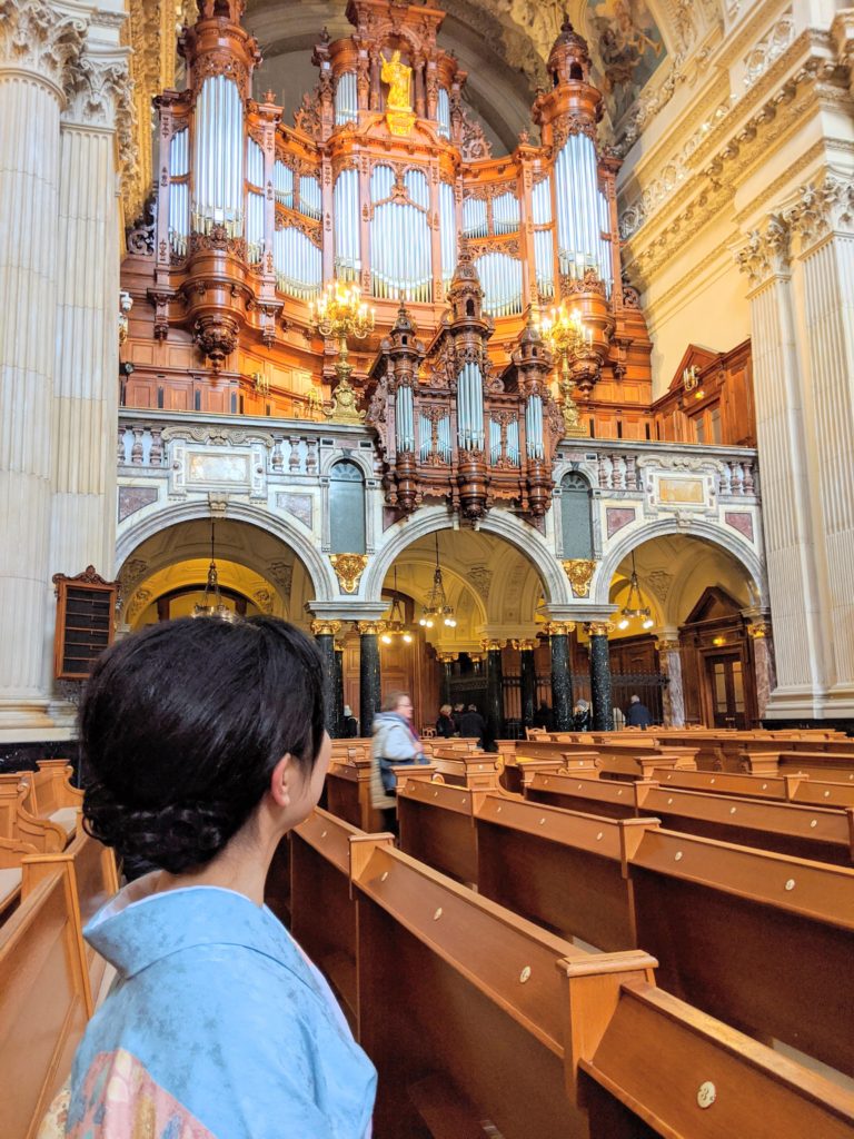 ベルリン大聖堂でパイルオルガンを聴く箏回想士渡部佳奈子