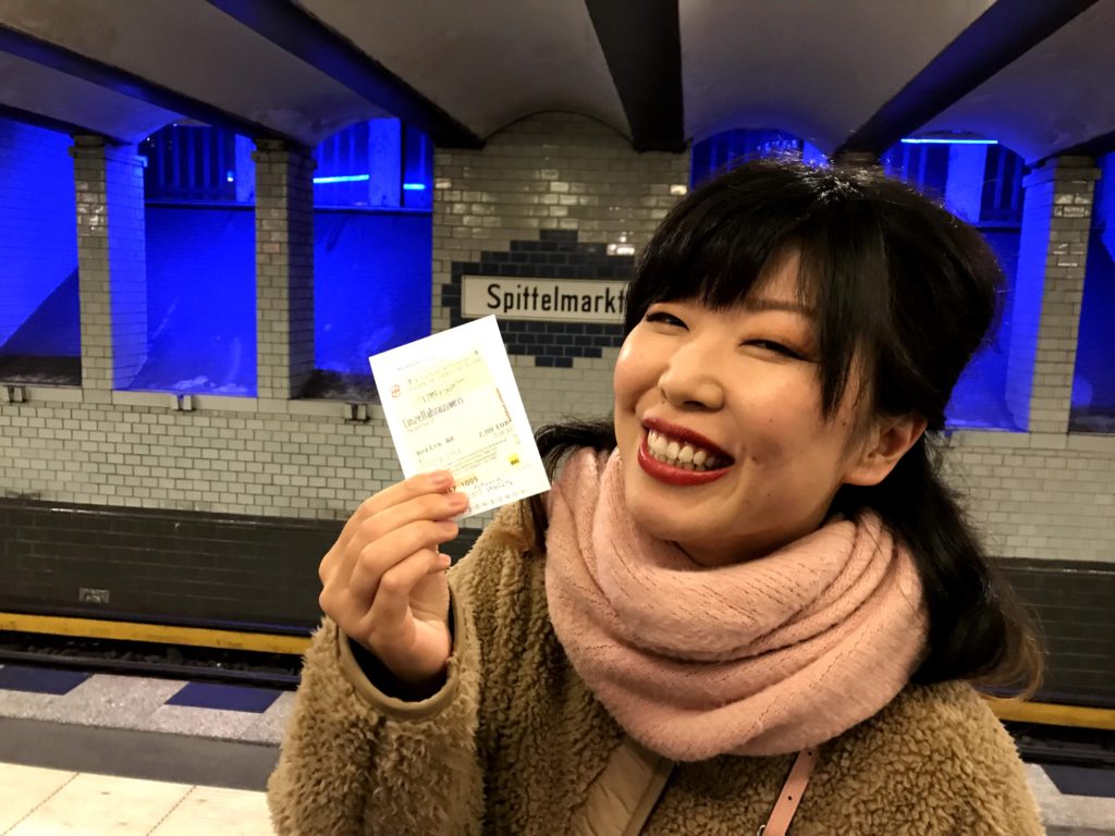ベルリンの地下鉄の切符を手にする箏回想士渡部佳奈子