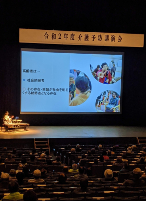 三島市介護予防講演会で箏回想法の講演をする箏回想士の渡部佳奈子